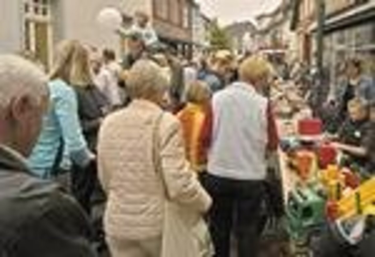 Ankündigung für den Ferienflohmarkt rund um den Brunnen Image 3