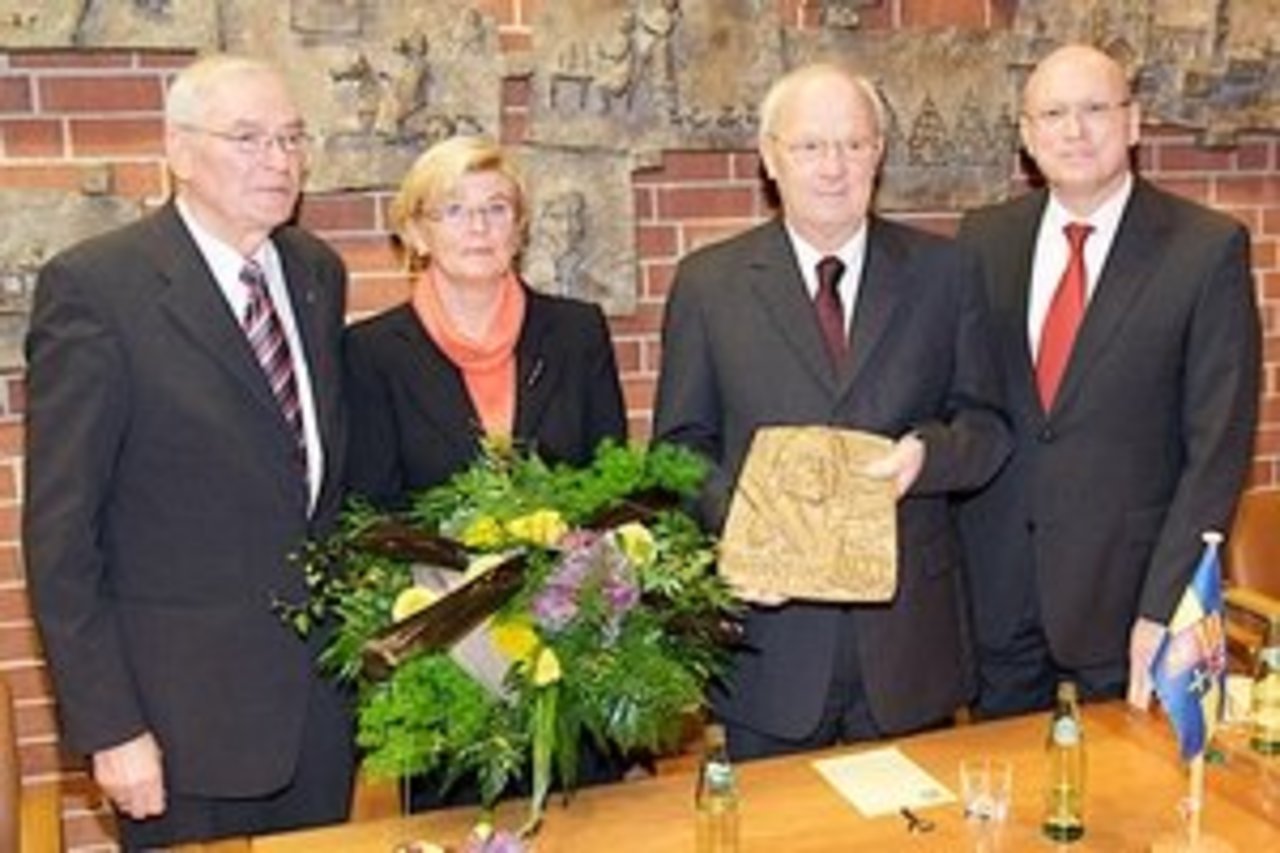 Unser Lohner des Monats Dezember: Heinz Dettmer erhält das Nieberding-Schild