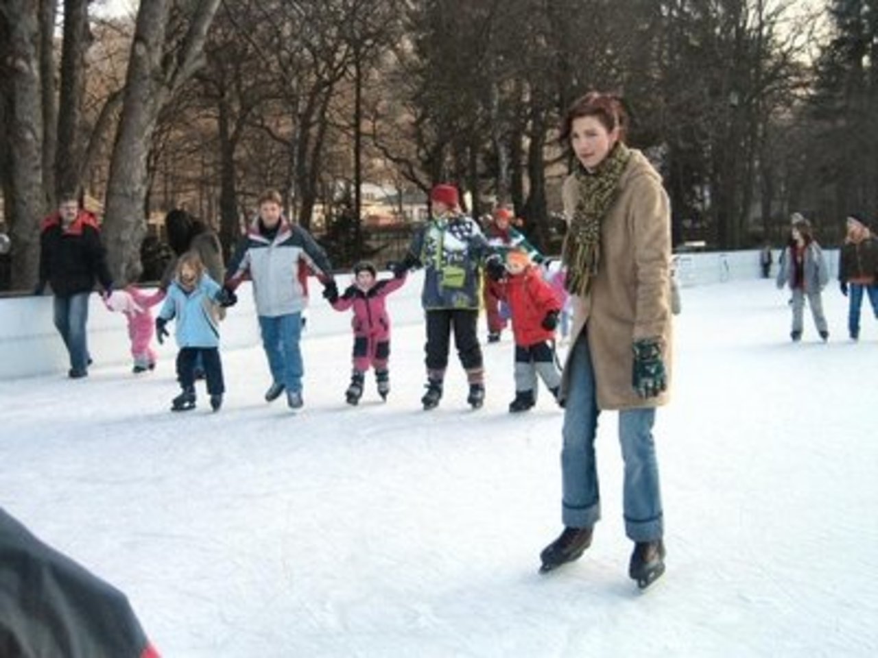 Neuer Weihnachtsmarkt mit Winterwald und Eisbahn Image 2