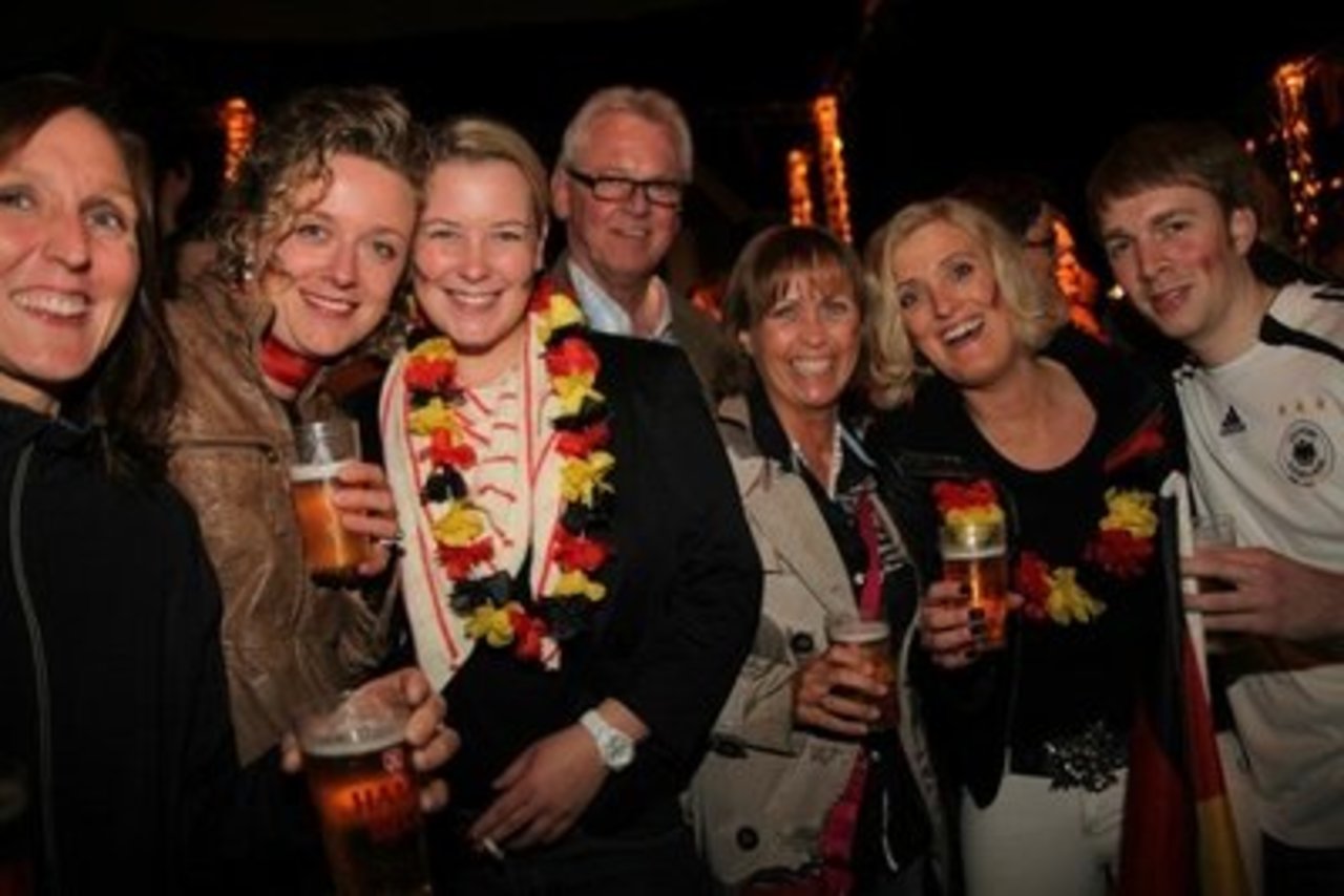 Fans tanzen Sirtaki auf der Lohner Fanmeile Image 3
