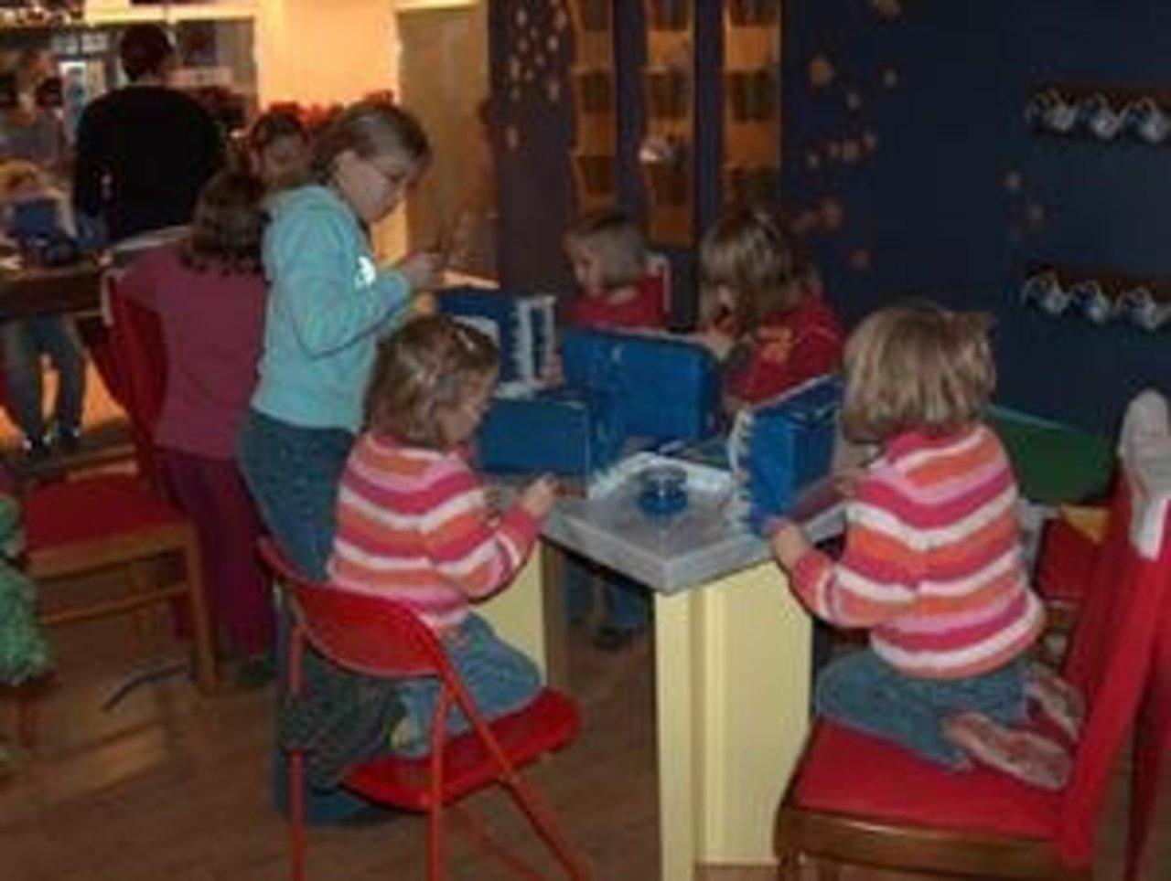 Märchenhafte Weihnacht 30.11.05: "Basteln & Spielen mit Zakk und Bob" Image 7