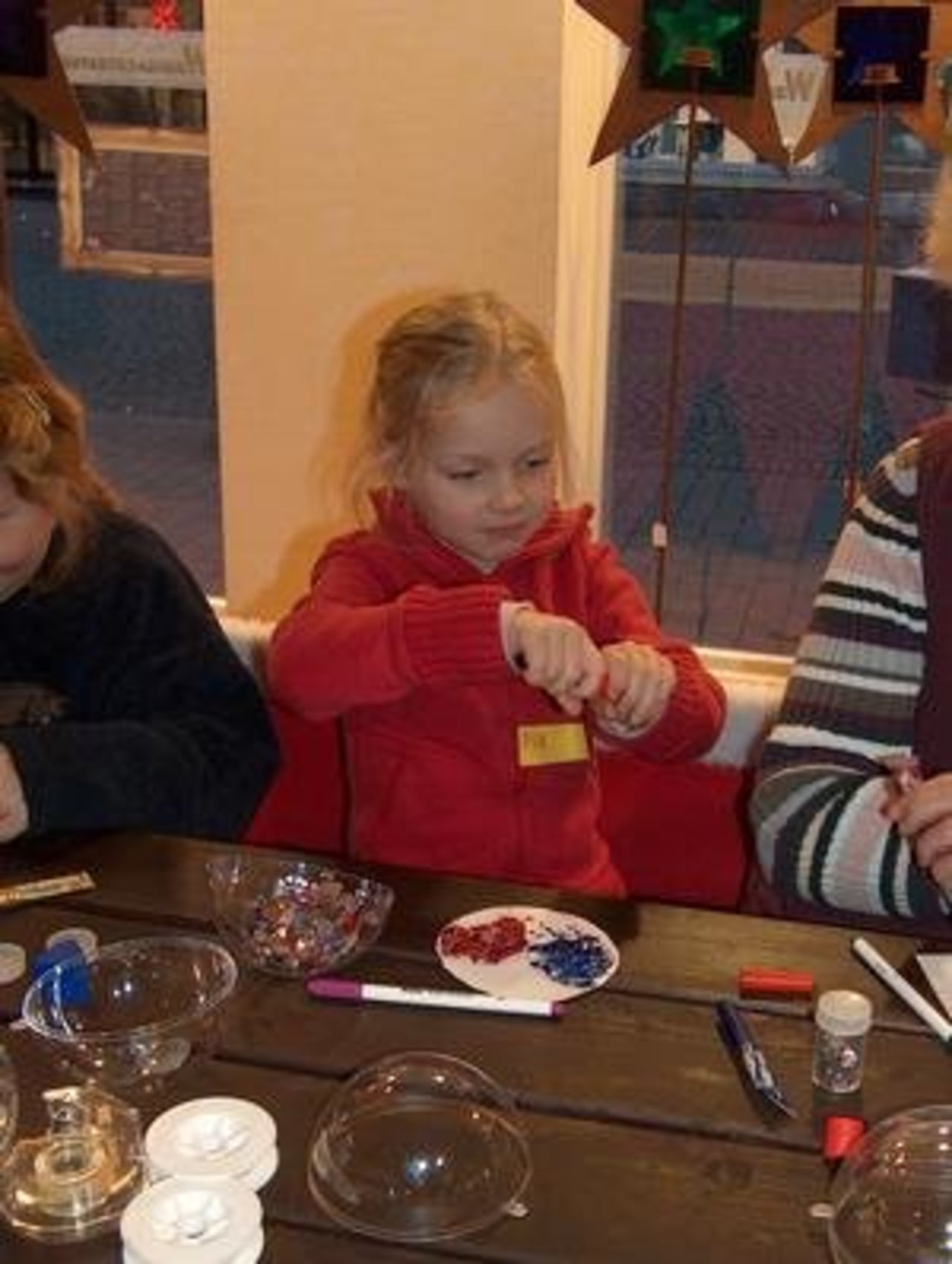 Märchenhafte Weihnacht 2.12.05: "Wir basteln Zauberkugeln" Image 6