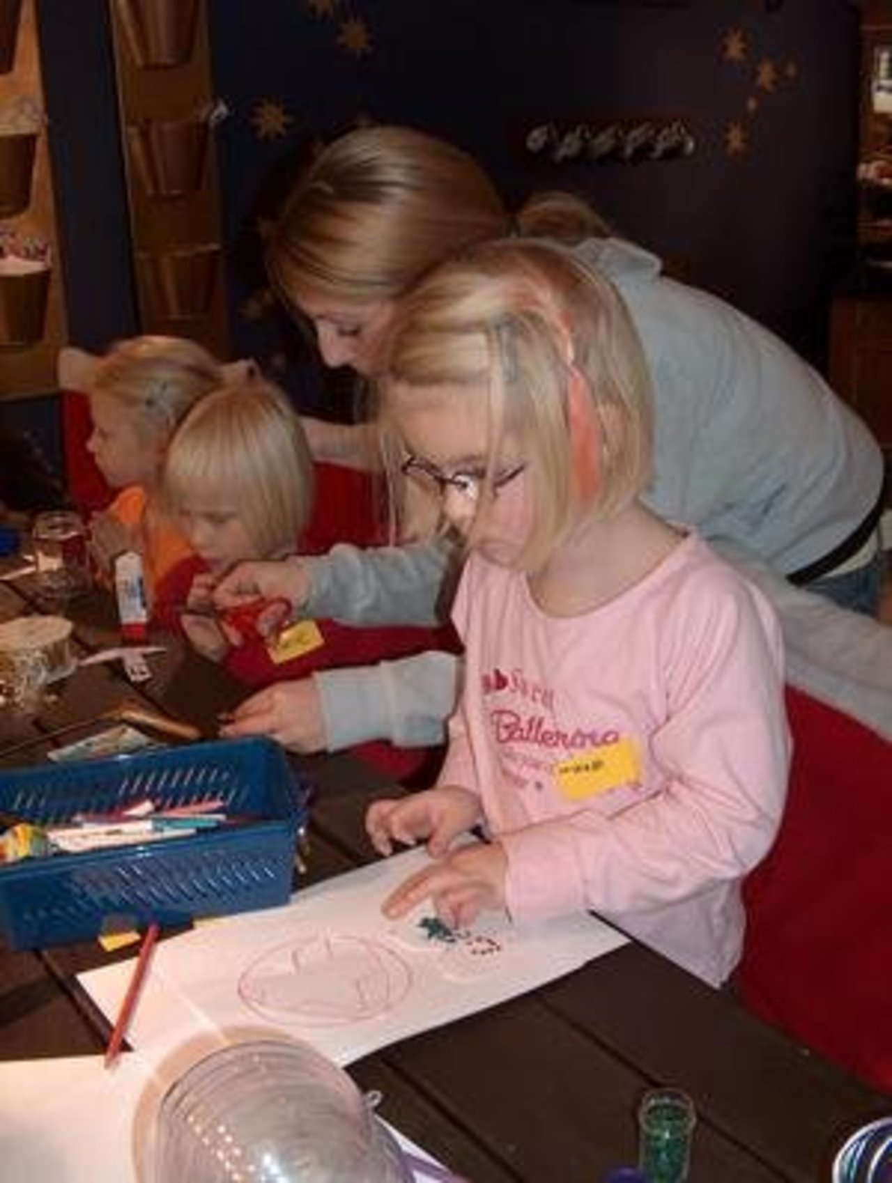 Märchenhafte Weihnacht 2.12.05: "Wir basteln Zauberkugeln" Image 8